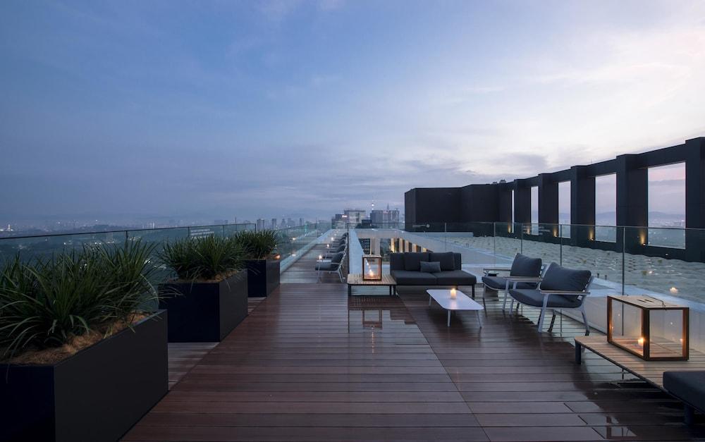 Alila Bangsar Kuala Lumpur Hotel Екстериор снимка The rooftop bar at the hotel